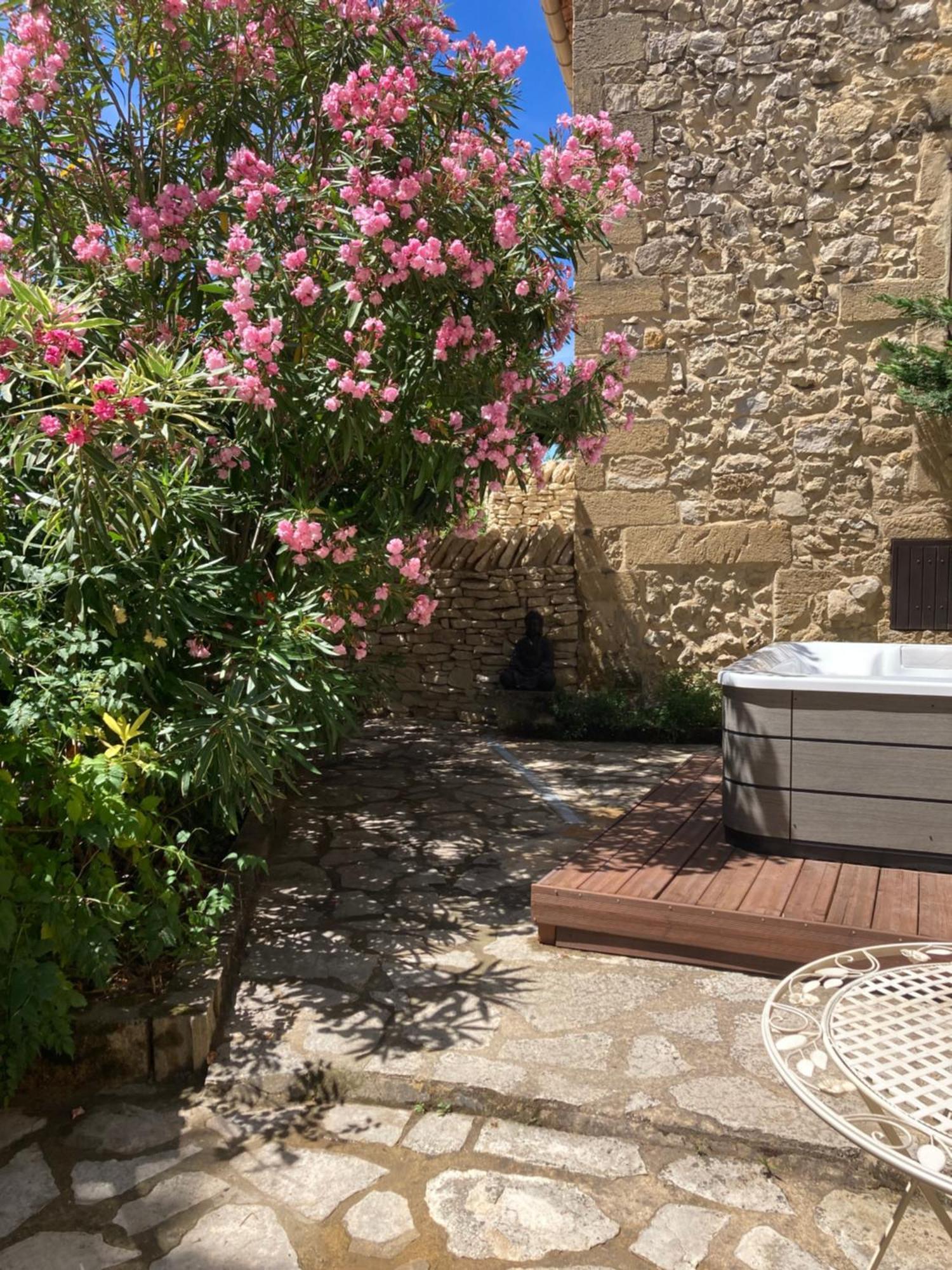 Le Studio D Aurelie Avec Spa Ete En Pleine Campagne Et Proche De Toute Commodite Roquemaure  Εξωτερικό φωτογραφία